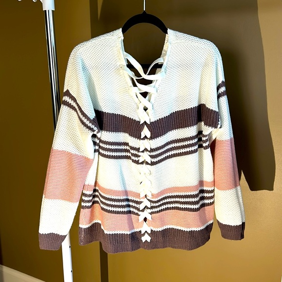 Sweater with crisscross details in the back, long sleeves. Size 2X - Picture 4 of 4